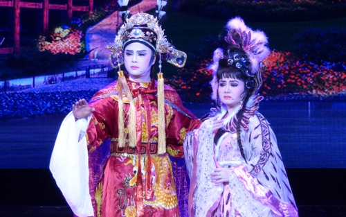 Nghệ sĩ có cần là... cử nhân?