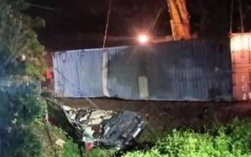 Container va chạm với xe khách trên quốc lộ 18, ba người tử vong