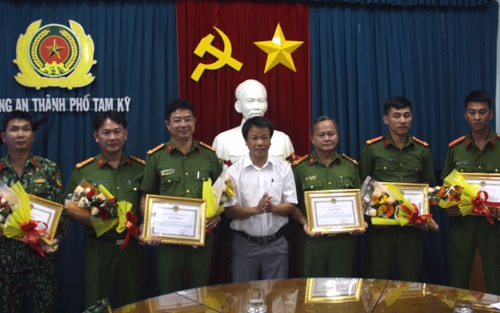 Khen thưởng đột xuất thành tích truy bắt phạm nhân trốn trại Triệu Quân Sự ​