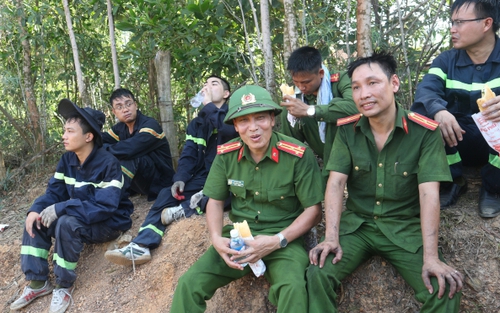 Hà Tĩnh: Cơ bản khống chế được đám cháy rừng ở Hương Sơn