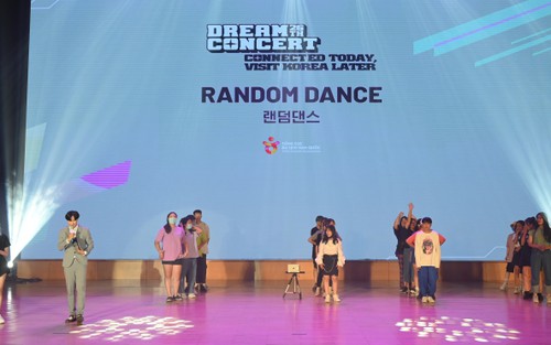 Fan K-pop Hà Nội giao lưu với thần tượng qua Đại nhạc hội Dream Concert trực tuyến