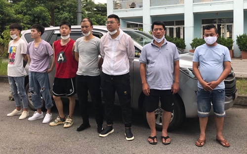 Cảnh sát giao thông phát hiện 5 người Trung Quốc nhập cảnh trái phép