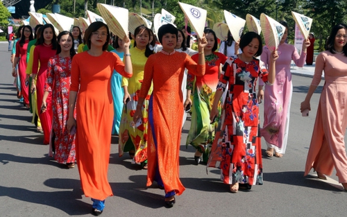 Tuần lễ Áo dài 2021: Tôn vinh tà áo dài Việt Nam