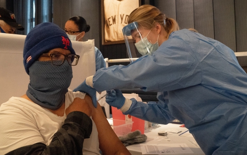 'Hộ chiếu vaccine' - Cuộc tranh luận chưa có hồi kết