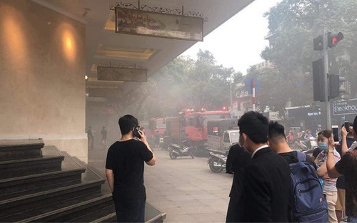 Hà Nội: Ô tô đột ngột bốc cháy dưới tầng hầm Tràng Tiền Plaza