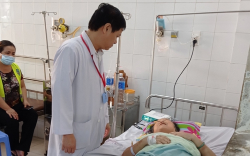 Bệnh nhân phải cắt cụt chân vì tự ý đắp lá cây lên vết thương