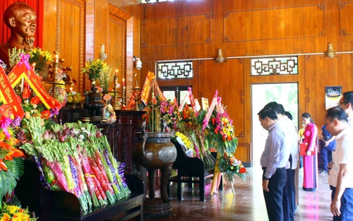 Dâng hoa, hương tưởng niệm Bác tại Khu Di tích Kim Liên