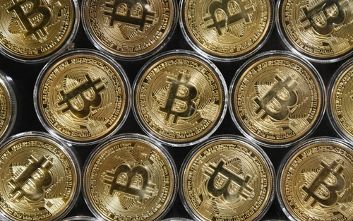 Bitcoin mất gần 50% giá trị so với mức cao nhất từng ghi nhận