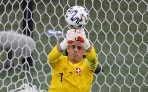EURO 2020: Báo chí Thụy Sĩ ca ngợi thủ môn Yann Sommer