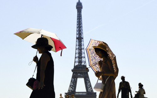 Tháp Eiffel đón du khách trở lại sau 9 tháng đóng cửa do dịch COVID-19