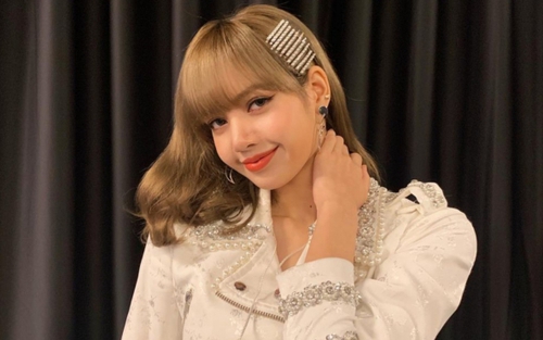 Fan kỳ vọng Lisa vượt qua thành tích solo của Jennie và Rosé