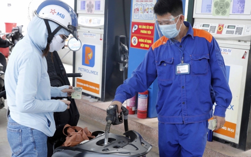 Giá xăng dầu tiếp tục tăng hơn 500 đồng/lít