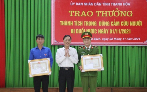 Tặng Bằng khen cho công an và bí thư đoàn xã cứu cháu bé đuối nước tại Thanh Hóa