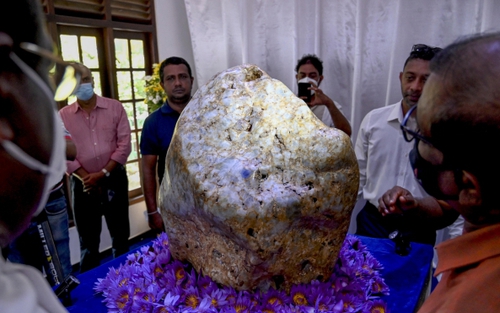 Sri Lanka phát hiện khối đá sapphire xanh lam tự nhiên lớn nhất thế giới