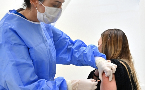 Italy cho phép người dưới 18 tuổi được tiêm mũi vaccine tăng cường