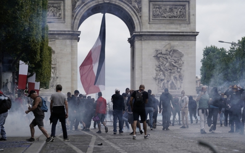 Cảnh sát Pháp chặn đoàn xe biểu tình tiến vào thủ đô Paris