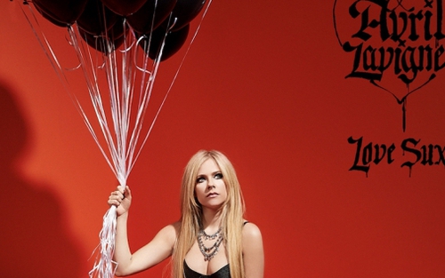Album 'Love Sux' của Avril Lavigne: Sự trở lại của nữ hoàng pop punk