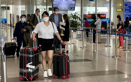 Nội Bài đón chuyến bay quốc tế thương mại đầu tiên trong ngày mở cửa du lịch quốc tế