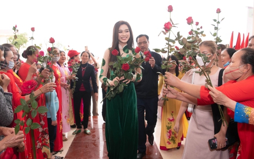 Hoa hậu Đỗ Hà được chào đón nồng nhiệt khi trở về thăm quê hương Thanh Hóa
