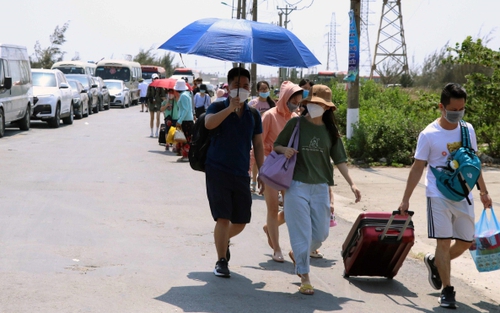 Đường ra khu du lịch Cát Bà ùn tắc kéo dài