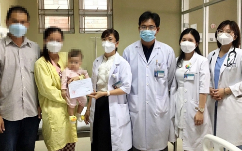 Bé gái gần 8 tháng tuổi bị tiêm nhầm vaccine phòng Covid-19 đã xuất viện