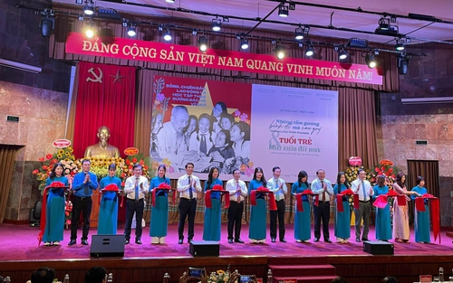 Khai mạc Triển lãm 'Những tấm gương bình dị mà cao quý'