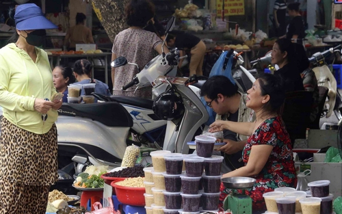 Hình ảnh người Thủ đô tất bật đi chợ mua sắm đón Tết Đoan Ngọ