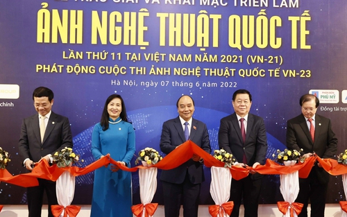 Chủ tịch nước dự triển lãm Ảnh nghệ thuật Quốc tế lần thứ 11 tại Việt Nam năm 2021