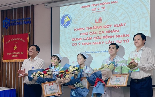 Khen thưởng đột xuất ba nhân viên y tế cứu kịp thời bệnh nhân có ý định tự tử