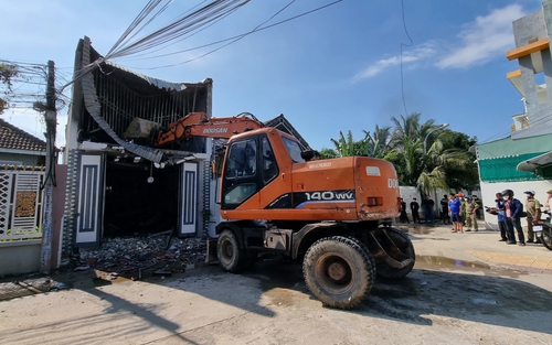 Vụ cháy nhà tại Ninh Thuận: Điều xe múc tới đập tường tiếp cận vị trí ba người mắc kẹt