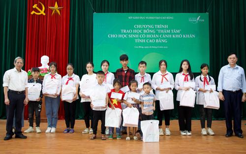 Trao Học bổng Thâm Tâm cho học sinh có hoàn cảnh khó khăn tại tỉnh Cao Bằng