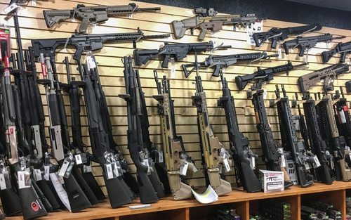 59% người Mỹ muốn cấm bán súng trường bán tự động AR-15