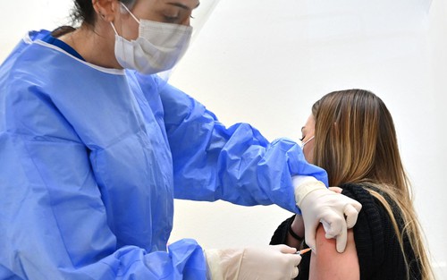 Italy phê chuẩn vaccine đặc hiệu chống biến thể Omicron