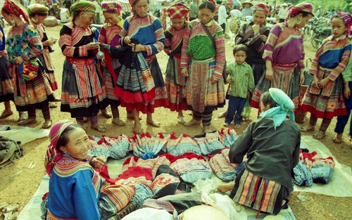 Cuộc đời sau ống kính: Váy áo đỏ tại chợ Cán Cấu