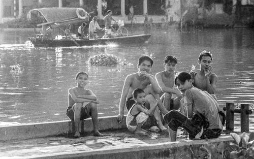 Cuộc đời sau ống kính: Thú tắm sông