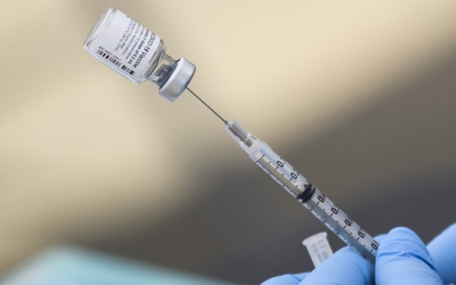 Châu Âu phê duyệt việc dùng liều vaccine thứ ba của Pfizer/BioNTech