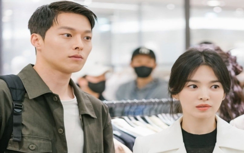 Song Hye Kyo cực xứng đôi với Jang Ki Yong trong loạt ảnh hậu trường vừa công bố