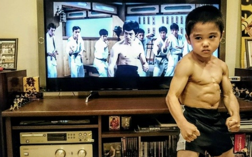 CHOÁNG với cơ bụng 6 múi của cậu bé 7 tuổi được mệnh danh là 'tiểu Lý Tiểu Long'