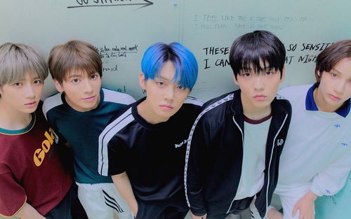 TXT lần đầu gặp nhau 'thô nhưng thật' và vô cùng đáng yêu
