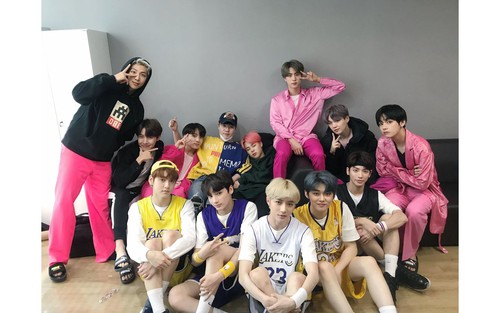 Xem video hậu trường 'tình thương mến thương' của BTS và TXT