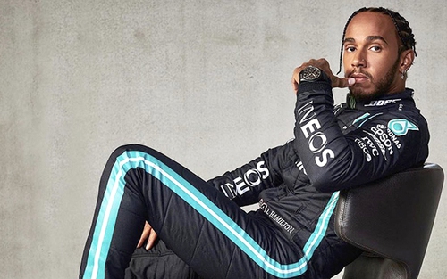 Hamilton ở lại Mercedes để vô địch thế giới