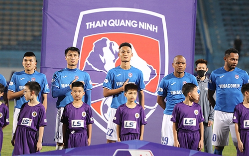CĐV ngán ngẩm vì cầu thủ Than Quảng Ninh bị nợ lương