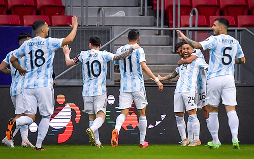 Hàng công Argentina kém hiệu quả: Nhốt sư tử Messi trong chuồng mèo