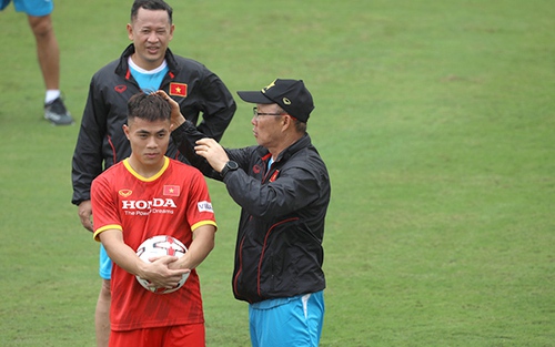 Hoàng Anh thừa nhận chưa đủ trình độ so với Hùng Dũng