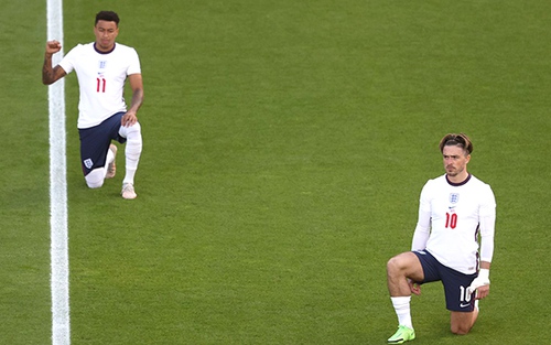 EURO 2020: Bóng đá Anh ầm ĩ chỉ vì chuyện quỳ gối