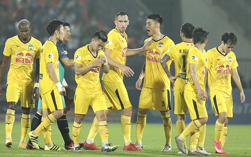 Chuyên gia bóng đá Trần Bình Sự: 'HLV Kiatisuk đã giải quyết triệt để mâu thuẫn giữa Xuân Trường và Kim Dong Su'