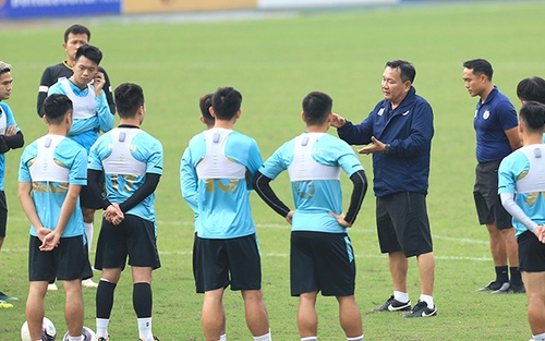 HLV Chu Đình Nghiêm: 'Các bạn ủng hộ HLV trưởng mới là lời tri ân với tôi'