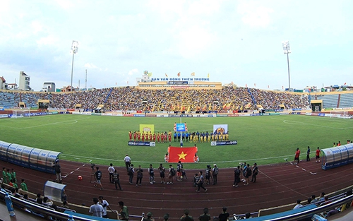 Trái bóng V-League vẫn lăn