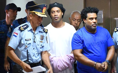Ronaldinho ở tù vẫn ăn nhậu cùng siêu mẫu