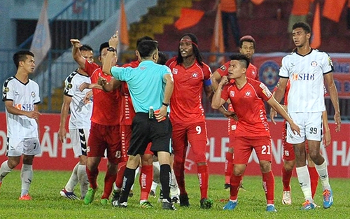 Chuyên gia Đoàn Minh Xương: 'V-League vẫn là cái vòng luẩn quẩn'